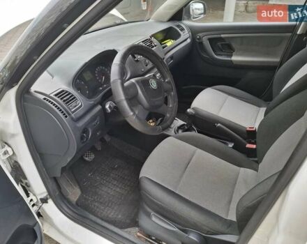 Белый Шкода Фабия, объемом двигателя 1.2 л и пробегом 168 тыс. км за 4700 $, фото 5 на Automoto.ua