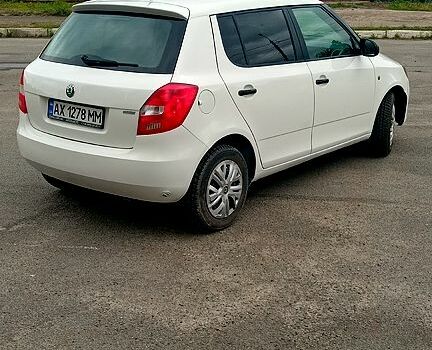 Белый Шкода Фабия, объемом двигателя 1.4 л и пробегом 202 тыс. км за 3950 $, фото 3 на Automoto.ua