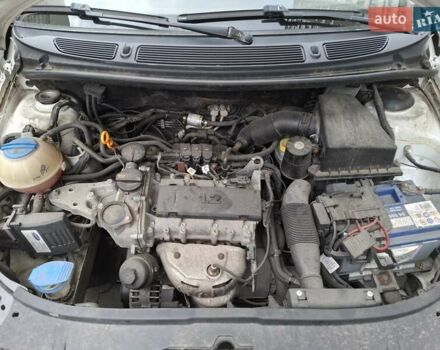 Белый Шкода Фабия, объемом двигателя 1.2 л и пробегом 168 тыс. км за 4700 $, фото 2 на Automoto.ua