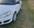 Белый Шкода Фабия, объемом двигателя 1.4 л и пробегом 210 тыс. км за 4899 $, фото 1 на Automoto.ua