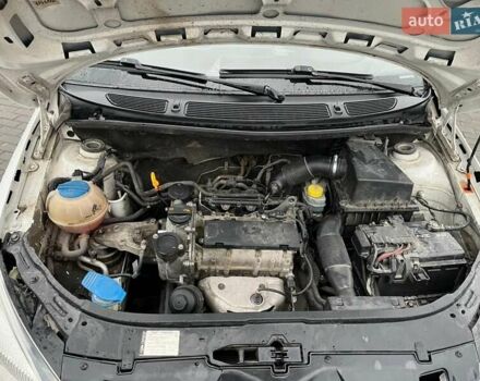 Белый Шкода Фабия, объемом двигателя 1.2 л и пробегом 184 тыс. км за 4700 $, фото 6 на Automoto.ua