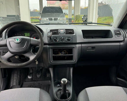 Білий Шкода Фабія, об'ємом двигуна 1.2 л та пробігом 305 тис. км за 4100 $, фото 9 на Automoto.ua