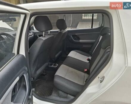 Белый Шкода Фабия, объемом двигателя 1.2 л и пробегом 168 тыс. км за 4700 $, фото 4 на Automoto.ua