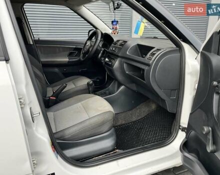 Білий Шкода Фабія, об'ємом двигуна 1.2 л та пробігом 325 тис. км за 4499 $, фото 18 на Automoto.ua