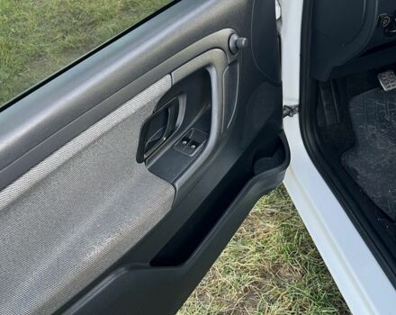 Белый Шкода Фабия, объемом двигателя 1.4 л и пробегом 210 тыс. км за 4899 $, фото 4 на Automoto.ua