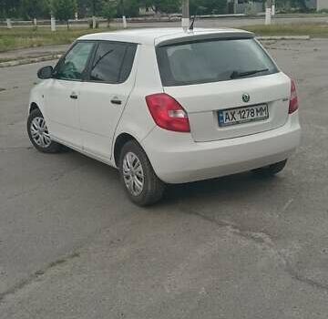 Белый Шкода Фабия, объемом двигателя 1.39 л и пробегом 304 тыс. км за 3950 $, фото 2 на Automoto.ua