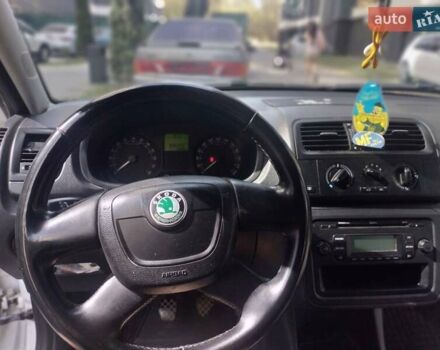 Білий Шкода Фабія, об'ємом двигуна 1.6 л та пробігом 310 тис. км за 5500 $, фото 14 на Automoto.ua