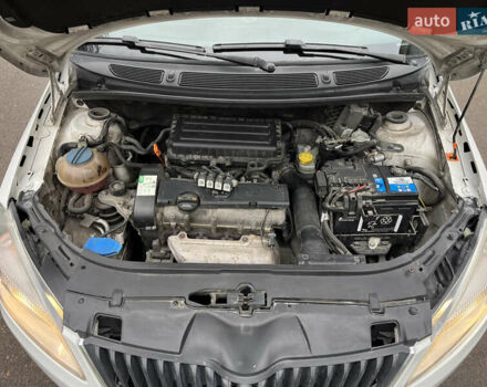 Белый Шкода Фабия, объемом двигателя 1.39 л и пробегом 221 тыс. км за 5200 $, фото 22 на Automoto.ua