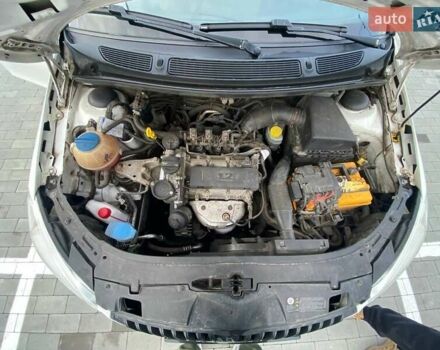 Белый Шкода Фабия, объемом двигателя 1.2 л и пробегом 250 тыс. км за 5500 $, фото 16 на Automoto.ua