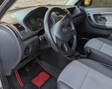 Белый Шкода Фабия, объемом двигателя 1.6 л и пробегом 174 тыс. км за 5999 $, фото 7 на Automoto.ua