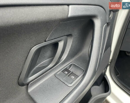 Белый Шкода Фабия, объемом двигателя 1.4 л и пробегом 198 тыс. км за 6200 $, фото 17 на Automoto.ua