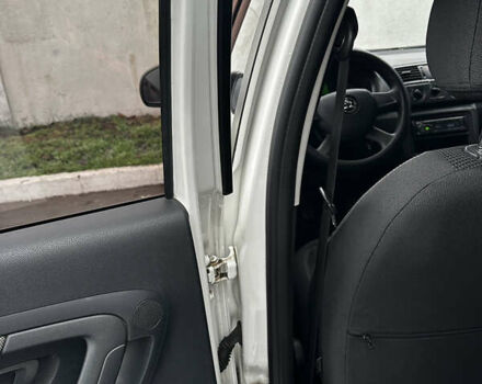 Белый Шкода Фабия, объемом двигателя 1.2 л и пробегом 162 тыс. км за 6000 $, фото 48 на Automoto.ua