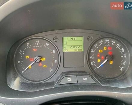 Белый Шкода Фабия, объемом двигателя 1.2 л и пробегом 250 тыс. км за 5500 $, фото 23 на Automoto.ua