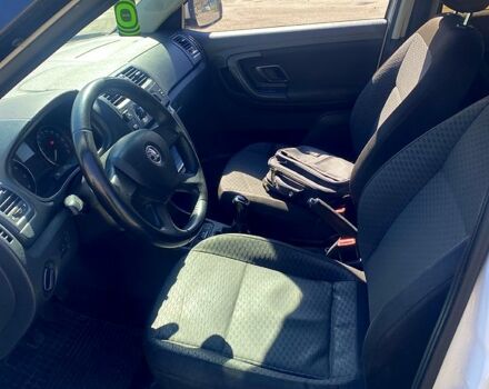 Белый Шкода Фабия, объемом двигателя 1.4 л и пробегом 358 тыс. км за 5250 $, фото 6 на Automoto.ua