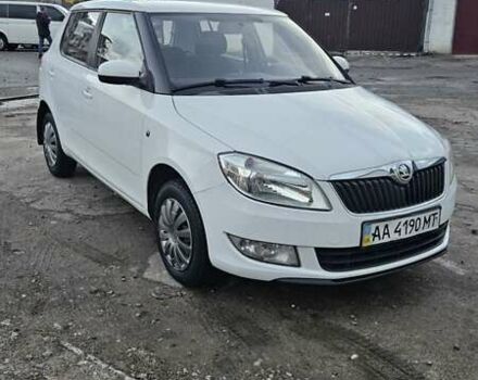Шкода Фабия 2013 в Киеве на Automoto.ua Белый Шкода Фабия, объемом двигателя 1.39 л и пробегом 192 тыс. км за 5800 $, фото 1 на Automoto.ua