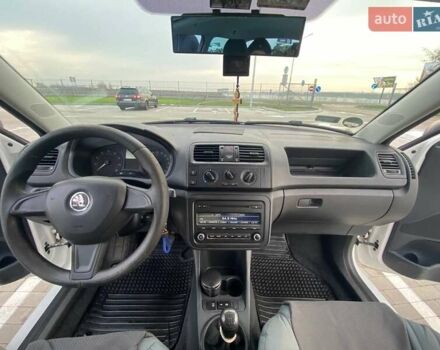 Белый Шкода Фабия, объемом двигателя 1.2 л и пробегом 250 тыс. км за 5500 $, фото 11 на Automoto.ua