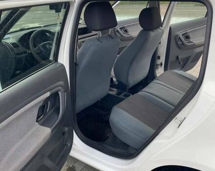 Белый Шкода Фабия, объемом двигателя 1.2 л и пробегом 250 тыс. км за 5500 $, фото 6 на Automoto.ua