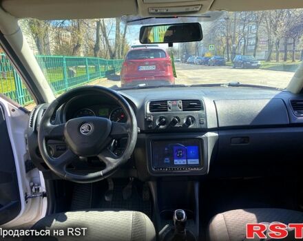 Белый Шкода Фабия, объемом двигателя 1.4 л и пробегом 358 тыс. км за 5250 $, фото 7 на Automoto.ua