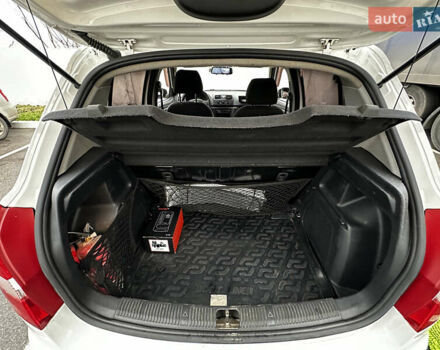 Белый Шкода Фабия, объемом двигателя 1.2 л и пробегом 162 тыс. км за 6000 $, фото 61 на Automoto.ua