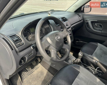 Белый Шкода Фабия, объемом двигателя 1.39 л и пробегом 249 тыс. км за 4850 $, фото 3 на Automoto.ua