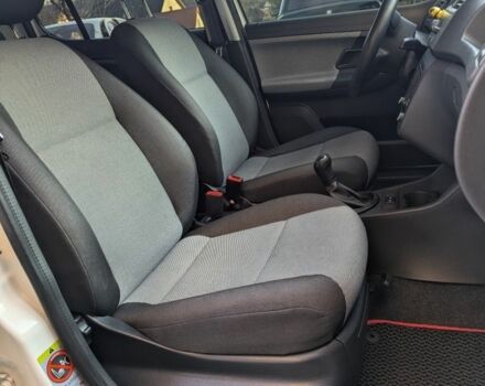 Белый Шкода Фабия, объемом двигателя 1.6 л и пробегом 174 тыс. км за 5999 $, фото 5 на Automoto.ua