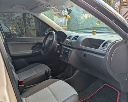 Белый Шкода Фабия, объемом двигателя 1.6 л и пробегом 174 тыс. км за 5999 $, фото 1 на Automoto.ua