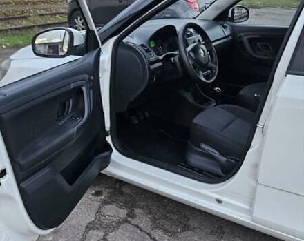 Шкода Фабия 2013 в Киеве на Automoto.ua Белый Шкода Фабия, объемом двигателя 1.39 л и пробегом 192 тыс. км за 5800 $, фото 9 на Automoto.ua