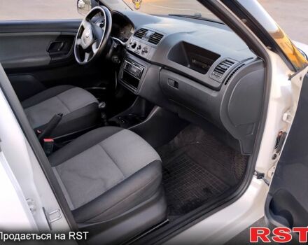 Белый Шкода Фабия, объемом двигателя 1.2 л и пробегом 289 тыс. км за 4700 $, фото 7 на Automoto.ua