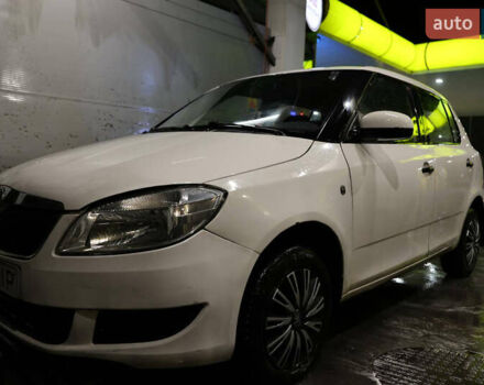 Белый Шкода Фабия, объемом двигателя 1.2 л и пробегом 256 тыс. км за 4950 $, фото 2 на Automoto.ua
