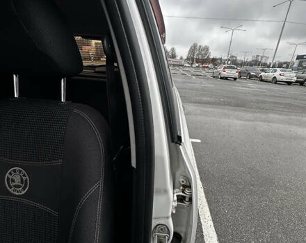 Белый Шкода Фабия, объемом двигателя 1.2 л и пробегом 162 тыс. км за 6000 $, фото 28 на Automoto.ua