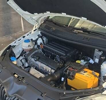 Белый Шкода Фабия, объемом двигателя 1.4 л и пробегом 285 тыс. км за 6050 $, фото 5 на Automoto.ua