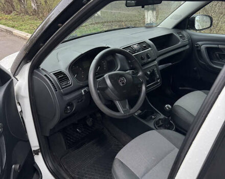 Белый Шкода Фабия, объемом двигателя 1.2 л и пробегом 310 тыс. км за 4600 $, фото 5 на Automoto.ua