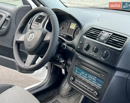 Белый Шкода Фабия, объемом двигателя 0 л и пробегом 130 тыс. км за 5300 $, фото 48 на Automoto.ua