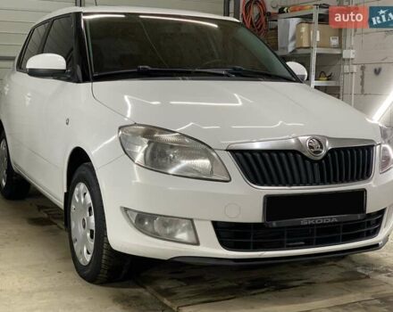 Белый Шкода Фабия, объемом двигателя 1.6 л и пробегом 260 тыс. км за 5800 $, фото 5 на Automoto.ua