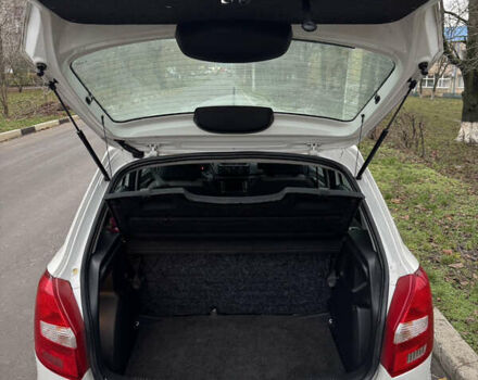 Белый Шкода Фабия, объемом двигателя 1.2 л и пробегом 310 тыс. км за 4600 $, фото 13 на Automoto.ua