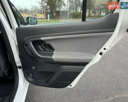 Белый Шкода Фабия, объемом двигателя 0 л и пробегом 130 тыс. км за 5300 $, фото 40 на Automoto.ua