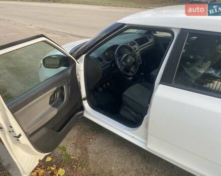 Белый Шкода Фабия, объемом двигателя 1.6 л и пробегом 243 тыс. км за 6100 $, фото 14 на Automoto.ua