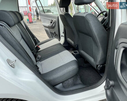 Белый Шкода Фабия, объемом двигателя 0 л и пробегом 130 тыс. км за 5300 $, фото 41 на Automoto.ua