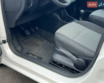 Белый Шкода Фабия, объемом двигателя 0 л и пробегом 130 тыс. км за 5300 $, фото 27 на Automoto.ua