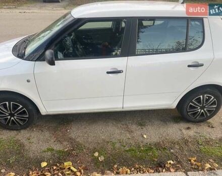 Белый Шкода Фабия, объемом двигателя 1.6 л и пробегом 243 тыс. км за 6100 $, фото 2 на Automoto.ua