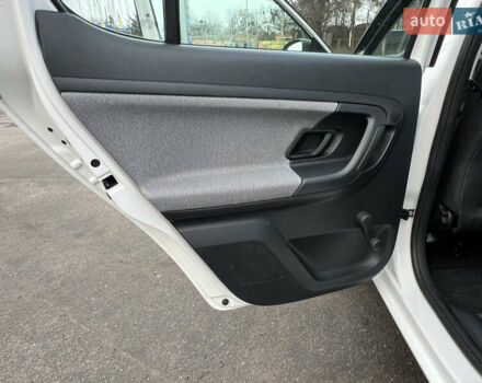 Белый Шкода Фабия, объемом двигателя 0 л и пробегом 130 тыс. км за 5300 $, фото 38 на Automoto.ua