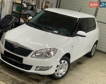 Белый Шкода Фабия, объемом двигателя 1.6 л и пробегом 260 тыс. км за 5800 $, фото 4 на Automoto.ua