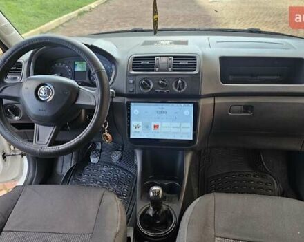 Белый Шкода Фабия, объемом двигателя 1.6 л и пробегом 132 тыс. км за 6700 $, фото 11 на Automoto.ua