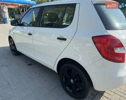 Белый Шкода Фабия, объемом двигателя 1.4 л и пробегом 251 тыс. км за 6500 $, фото 2 на Automoto.ua