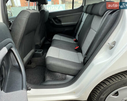 Белый Шкода Фабия, объемом двигателя 0 л и пробегом 130 тыс. км за 5300 $, фото 39 на Automoto.ua