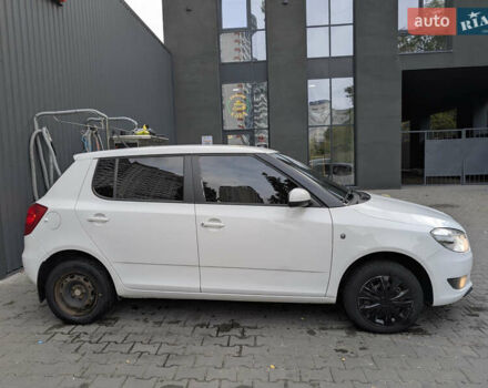 Шкода Фабия 2014 в Киеве на Automoto.ua Белый Шкода Фабия, объемом двигателя 1.2 л и пробегом 319 тыс. км за 5599 $, фото 2 на Automoto.ua