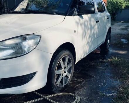 Белый Шкода Фабия, объемом двигателя 1.2 л и пробегом 180 тыс. км за 7400 $, фото 2 на Automoto.ua