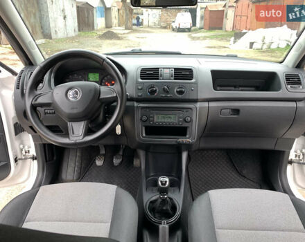 Белый Шкода Фабия, объемом двигателя 1.4 л и пробегом 210 тыс. км за 6600 $, фото 26 на Automoto.ua