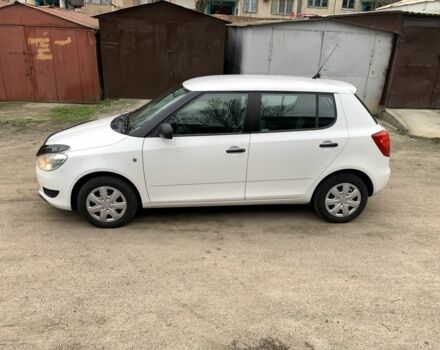 Белый Шкода Фабия, объемом двигателя 1.4 л и пробегом 210 тыс. км за 6600 $, фото 1 на Automoto.ua