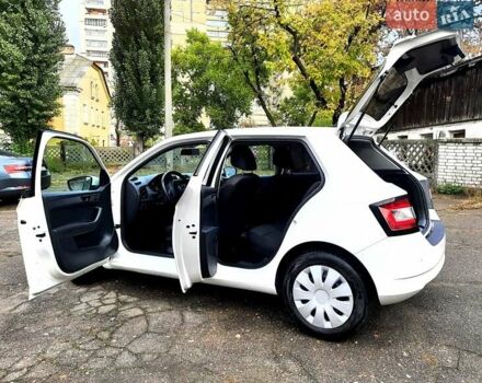 Шкода Фабия 2015 в Киеве на Automoto.ua Белый Шкода Фабия, объемом двигателя 1 л и пробегом 230 тыс. км за 5299 $, фото 9 на Automoto.ua